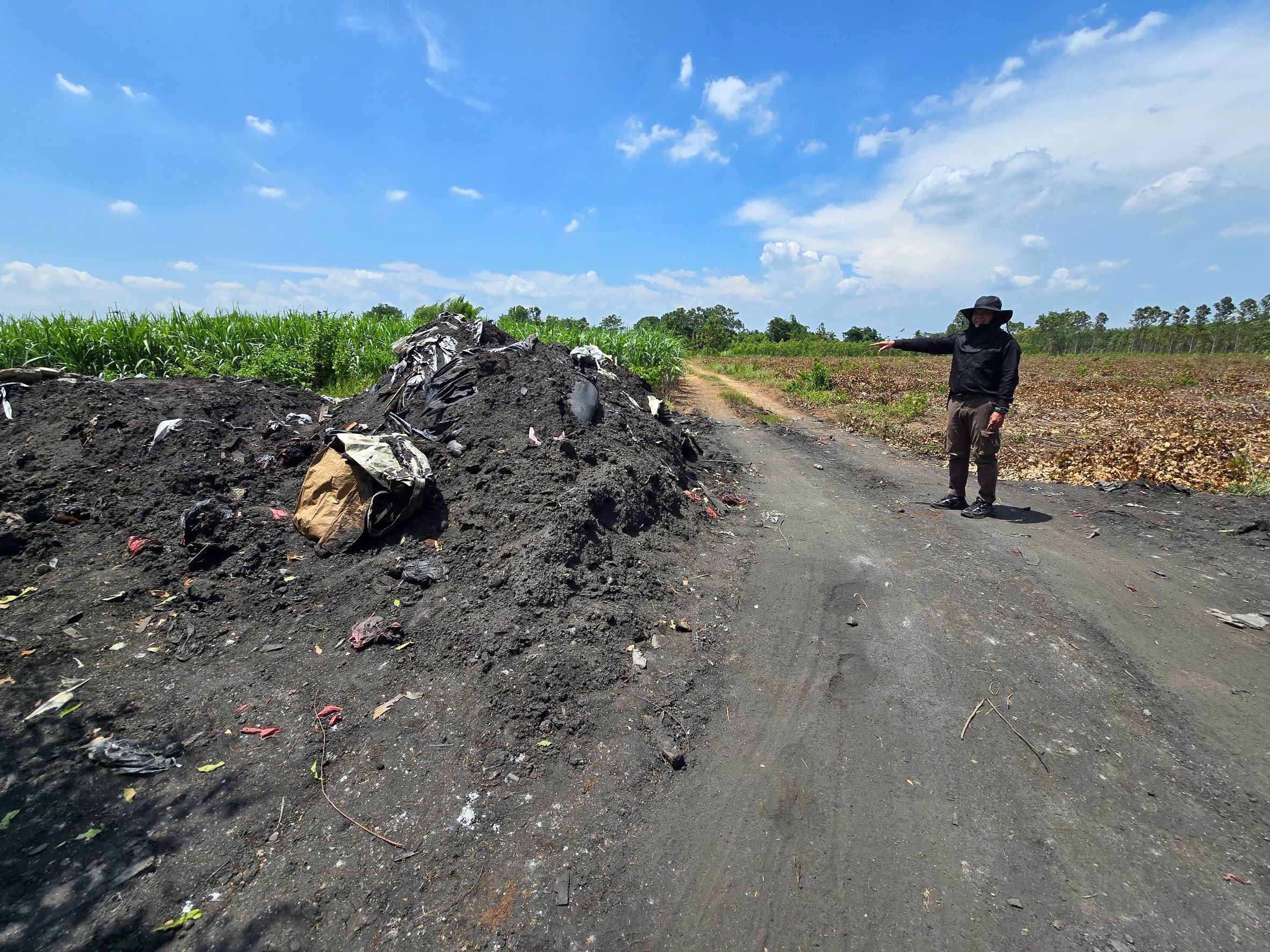 title - วันที่ 24 กรกฎาคม 2569 นายวิทูล ประดิษฐบุญ ปฏิรูปที่ดินจังหวัดปราจีนบุรี มอบหมายให้ นายลิขิต ผันผ่อน ผู้อำนวยการกลุ่มกฎหมาย และเจ้าหน้าที่ ส.ป.ก.ปราจีนบุรี ลงพื้นที่ติดตามปัญหา การลักลอบขนขยะกากของเสียอุตสาหกรรม พื้นที่กบินทร์บุรี